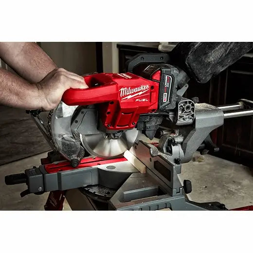 M18 FUEL™ 7-1/4” Dual Bevel Sliding Compound Miter Saw Kit