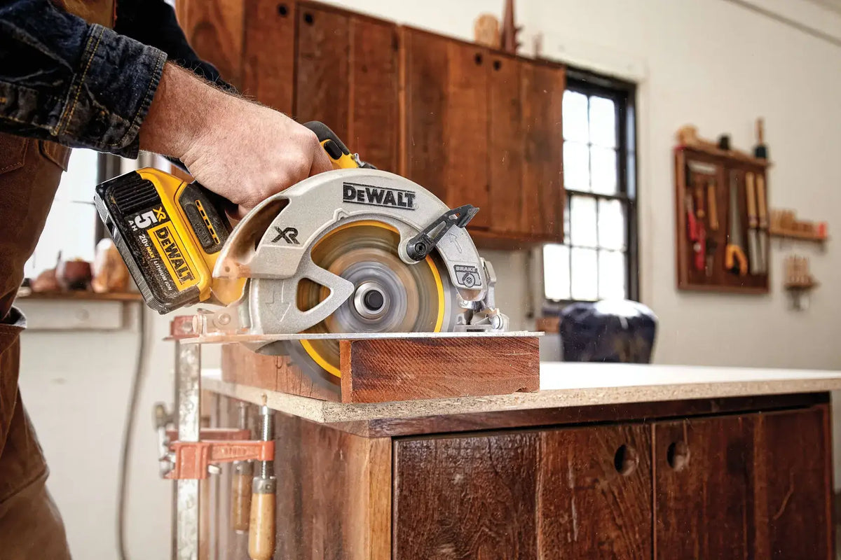 DEWALT 20V MAX* XR® Brushless Cordless 7-1/4 in. Circular Saw Kit