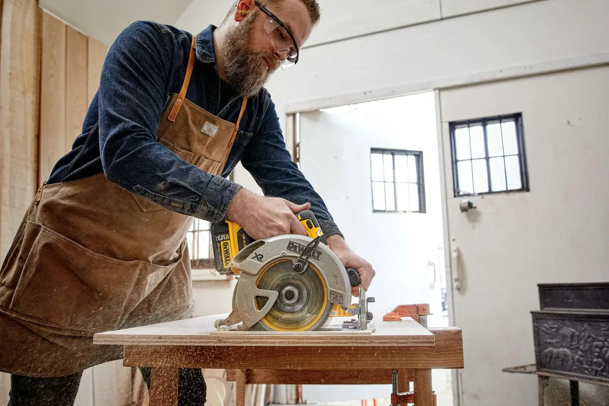 DEWALT 20V MAX* XR® Brushless Cordless 7-1/4 in. Circular Saw Kit