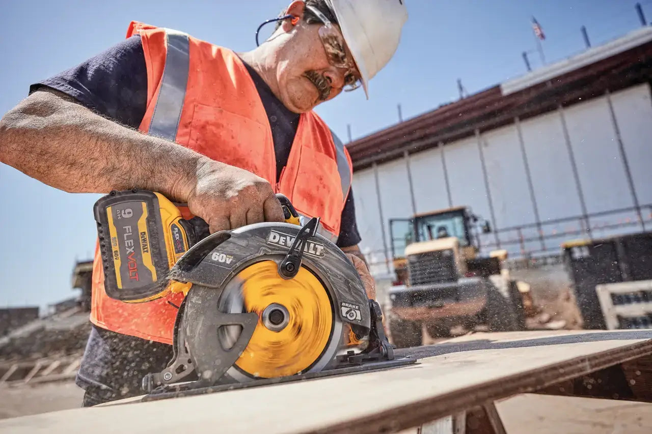 DEWALT Flexvolt 60V Max Brushless7-1/4 In. Cordless Circular Saw With Brake (Tool Only) DCS578B