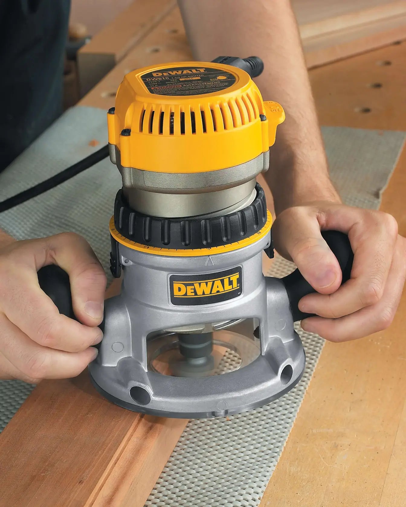 Dewalt 1-3/4 HP FXD Base Router (11 Amp) DW616