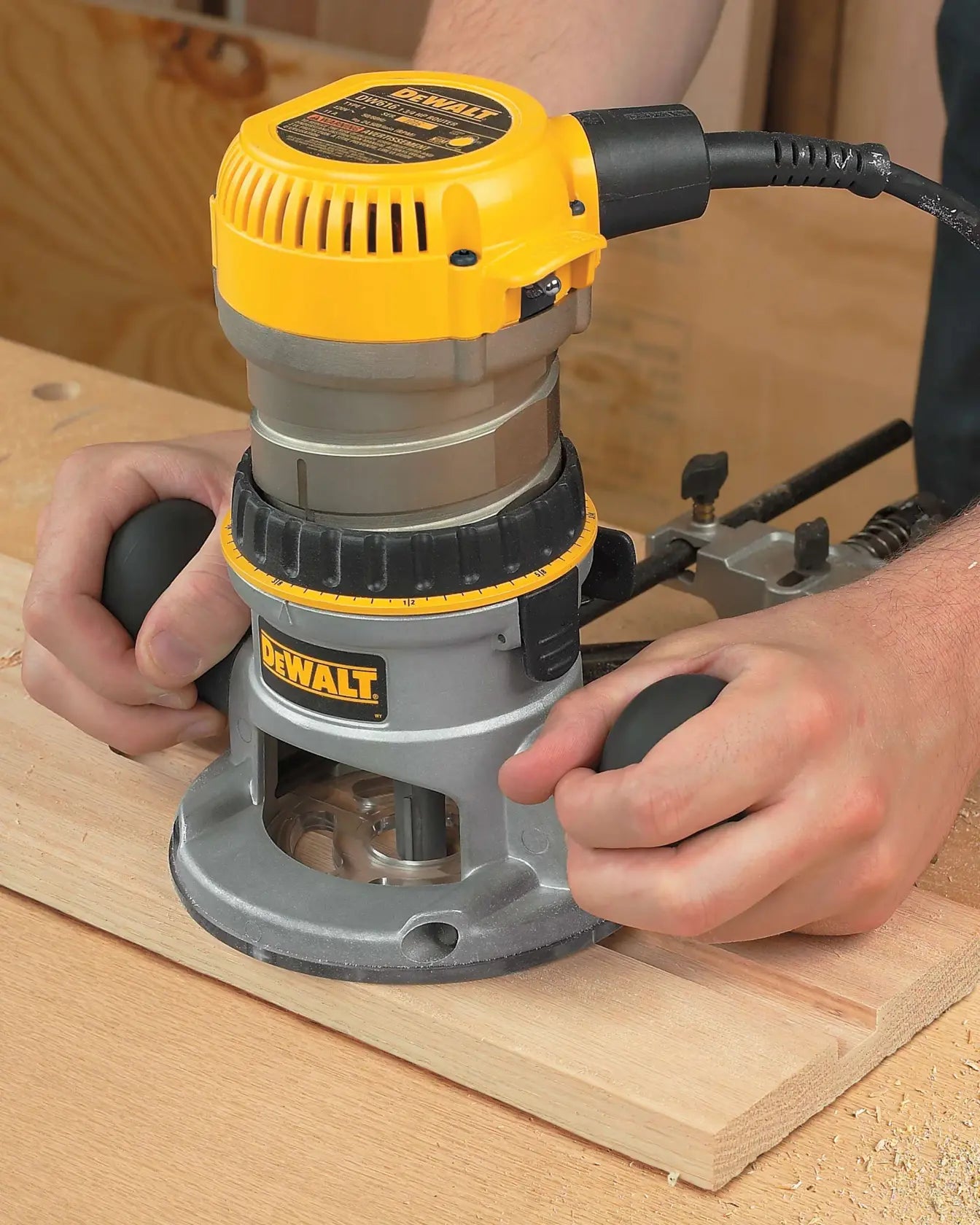 Dewalt 1-3/4 HP FXD Base Router (11 Amp) DW616
